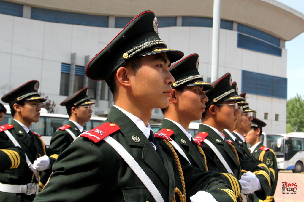 印象多宝·duobao官方网站 • 多宝·duobao官方网站人的一天——国旗下的执着守护者（组图）