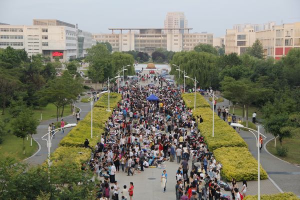 多宝·duobao官方网站的“大四一条街”（组图）